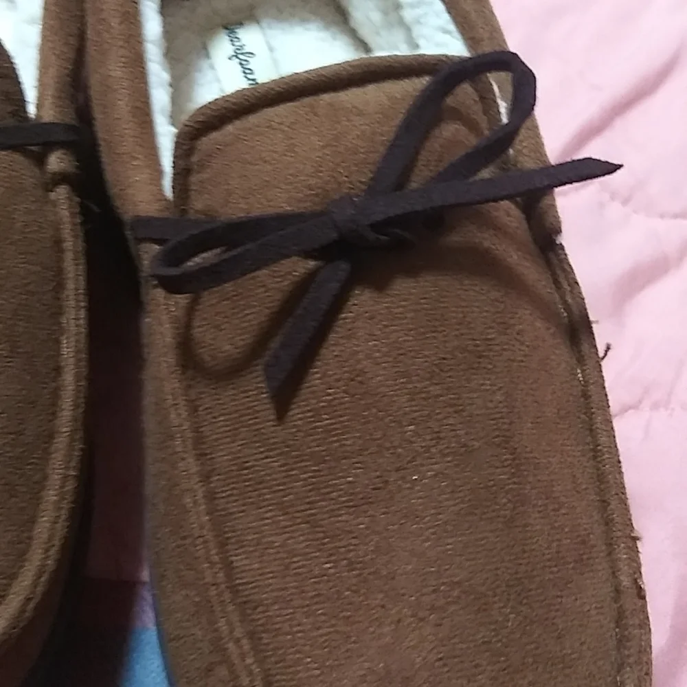 NEW Dearfoams slippers.